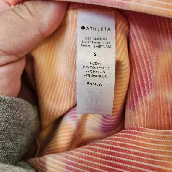 Athleta Salutation Stash Pocket II Capri Leggings Island Coral Small - Picture 9 of 9